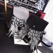Módní batoh šedé barvy s aplikaci křídel