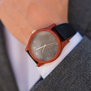 Dřevěné pánské hodinky s koženým řemínek