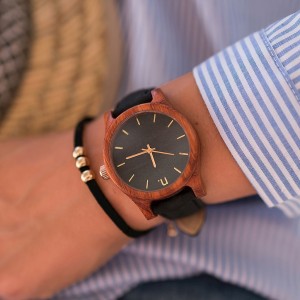 Dámské dřevěné hodinky v černé barvě s koženým řemínkem