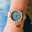 Modré dámské dřevěné hodinky se zlatými ručičkami