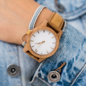 Dřevěné hodinky v bílé barvě s koženým náramkem