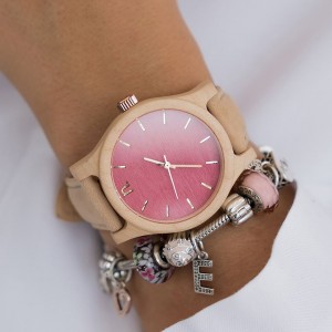 Dřevěné dámské hodinky s kožený řemínkem v růžové barvě