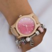 Dřevěné dámské hodinky s kožený řemínkem v růžové barvě