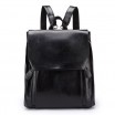 Elegantní černý batoh s dvěma bočními kapsami na zip