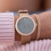 Dřevěné hodinky pro dámy v modro béžové barvě s textilním řemínkem