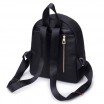 Černý batoh na zip s designovou aplikací
