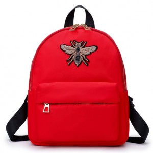 Červený dámský batoh s aplikaci včeličky