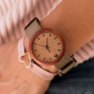 Kvalitní dámské dřevěné hodinky v béžové barvě