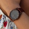 Náramkové dřevěné dámské hodinky v šedé barvě