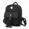 Dámský batoh černé barvy s moderním přední kapsou