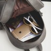 Dámský batoh černé barvy s moderním přední kapsou