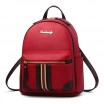 Moderní batoh červené barvy s přední kapsou s proužky