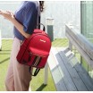 Moderní batoh červené barvy s přední kapsou s proužky