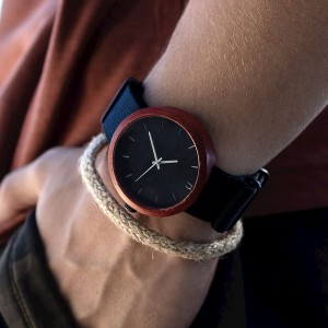 Černé pánské dřevěné hodinky s šedými ručičkami