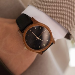 Elegantní pánské černé hodinky dřevěné
