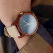 Pánské dřevěné hodinky s koženým páskem a modrým ciferníkem