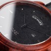 Pánské dřevěné černé náramkové hodinky s kovovými číslicemi