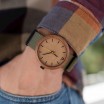 Moderní dřevěné hodinky se žlutou ručičkou a textilním řemínkem