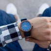 Modré pánské dřevěné hodinky s textilním řemínkem