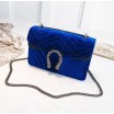 Modrá elegantní kabelka s velkou sponou