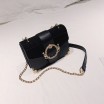 Stylová černá dámská kabelka se zlatými detaily