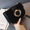 Stylová černá dámská kabelka se zlatými detaily