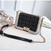 Dámská elegantní černá crossbody kabelka s perličkami