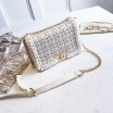 Elegantní crossbody kabelka s perličkami a zlatými detaily
