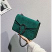Zelená kabelka na rameno s velkou přezkou