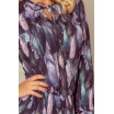 Fialové vzdušné dámské šaty s motivem pírek
