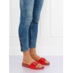 Pohodlné dámské pantofle červené barvy s nastavitelnou přezkou
