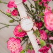 Stylové dámské hodinky menšího designu ciferníku a růžovým řemínkem