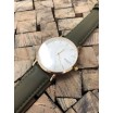 Moderní dámské hodinky se zlatým ciferníkem a zeleným řemínkem