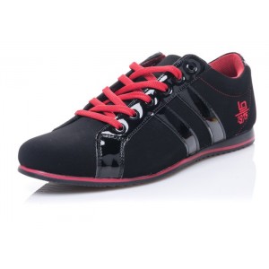 Moderní značkové pánské boty černé barvy v kombinaci s červenou barvou