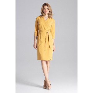 Originální dámské žluté šaty rovného obálkového střihu a páskem