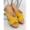 Pohodlné dámské pantofle na platformě žluté barvy