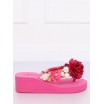 Krásné neonově růžové dámské pantofle na platformě s květem a perlami