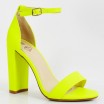 Originální dámské neonově žluté sandály podle nejnovějších trendů