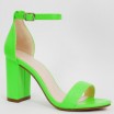 Trendy dámské neonově zelené sandály na módním plném podpatku