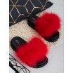 Trendy dámské červené kožešinové pantofle na černé platformě