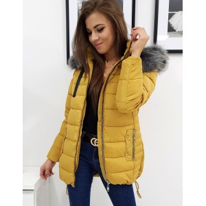 Sportovní karamelově žlutá dámská bunda na zimu s kožešinou na kapuci