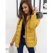 Sportovní karamelově žlutá dámská bunda na zimu s kožešinou na kapuci
