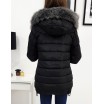 Dámská černá prošívaná bunda na zimu s kapucí bohatou kožešinou