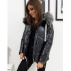Trendy lesklá dámská černá prošívaná bunda v módním designu