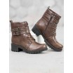 Hněd&eacute; podzimn&iacute; boty s ozdobn&yacute;mi přezkami pro d&aacute;my