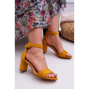 Moderní dámské semišové sandály ve žluté barvě