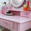 Moderní toaletní stolek pro dámy v růžové barvě
