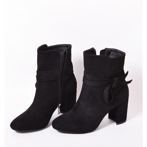 Dámské kotníkové boty na zimu v černé barvě s mašlí