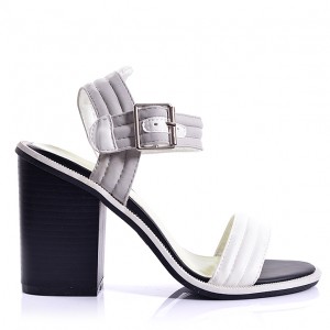 Sandály na podpatku se zapínáním na přezku v bílo šedé barvě
