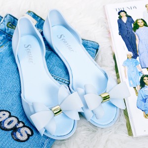Modré dámské sandály na nízké podrážce s mašličkou